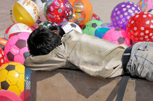 Ein Straßenkind ruht sich aus: Es fällt schwer, nicht sofort einige Rupien zuzustecken.