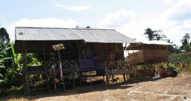 Die - derzeit verlassene - Schule der Orang Rimba.