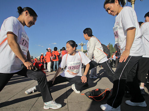 Beim Peking-Marathon: Die jungen Nonnen sammeln Geld für soziale Arbeit.