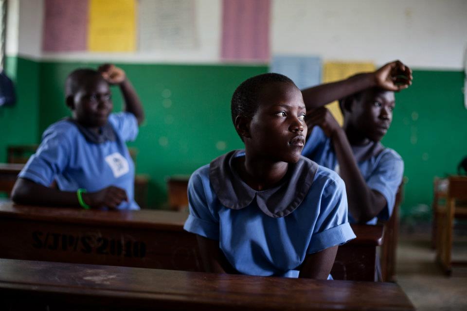 Die Schüler in der Sankt Judes Grundschule berichten von ihren traumatischen Erlebnissen während des Bürgerkriedes in Norduganda. An der Schule werden Lehrer eingesetzt, die in einem von MISEREOR geförderten Projekt zu psychologischen Beratern ausgebildet wurden.