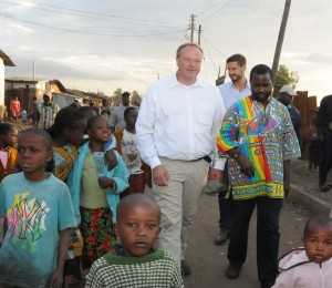 Minister Niebel trifft Father John Webootsa, einen langjährigen Partner von MISEREOR, der als Leiter der St. Johns-Gemeinde mitten im Korogocho-Slum lebt. © Allgaier/MISEREOR