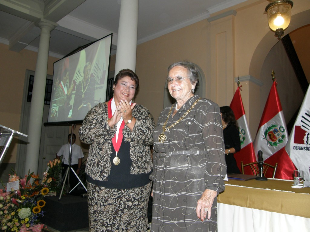 Pilar Coll mit der "Defensora del Pueblo" (Ombudsmann); Bildarchiv des Instituto Bartolomé de Las Casas, Lima