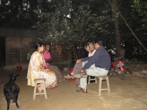 Im Gespräch mit Ashok Kumur Hajong und seiner Familie © MISEREOR