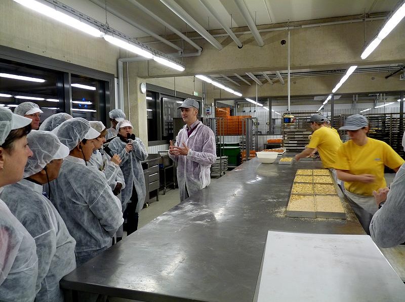 In der Großbäckerei wird deutlich, dass in der hochmodernen Produktionshalle auch heute noch viel Handarbeit stattfindet.