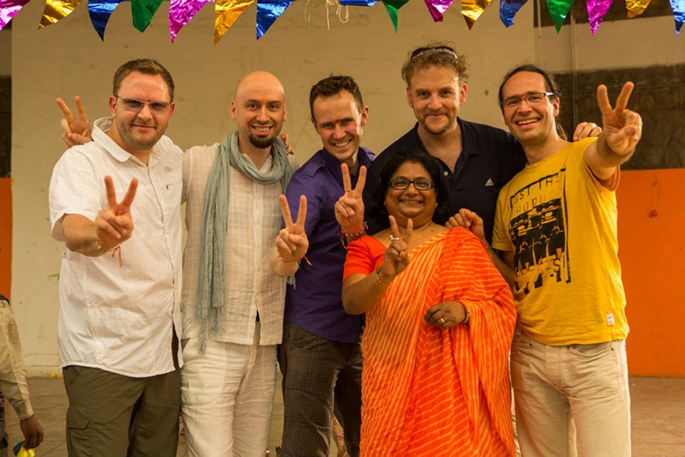 Die Wise Guys im 2 Euro helfen Projekt "Butterflies" in Indien