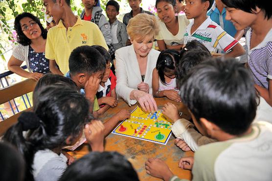 Die Spiele aus Deutschland kommen gut an: Carolin Reiber in einem Zentrum für HIV-infizierte Kinder im Kambodscha © Ursula Dornberger