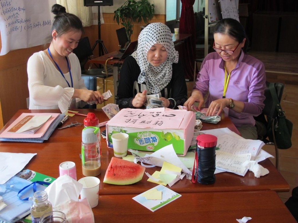 Eine Gruppe beklebt ihre Sammelbox mit arabischer Kalligraphie. Ein echter Hingucker