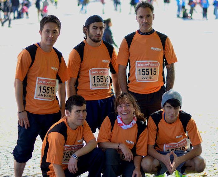 Das Staffelteam der Wohnhilfe München: MISEREOR hat den acht jugendlichen Flüchtlingen aus Afghanistan und Syrien die Marathon-Teilnahme ermöglicht. 
