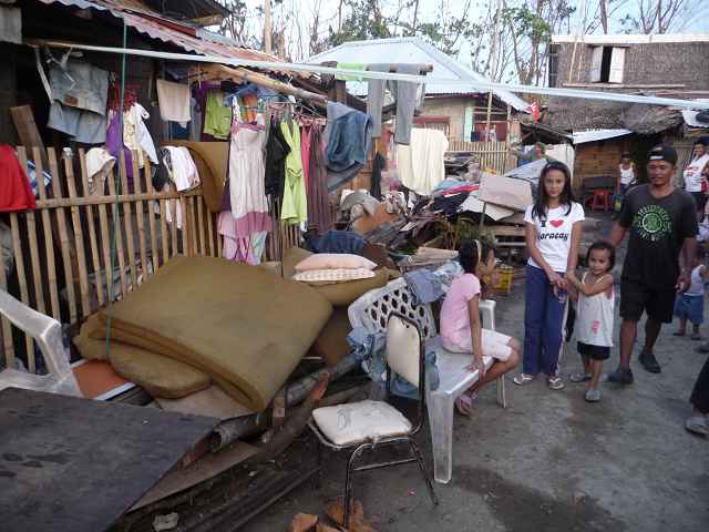 Durch starke Regenfälle können die wenigen Möbel und Kleidungsstücke, die den Taifun unbeschadet überstanden haben, nicht trocknen.