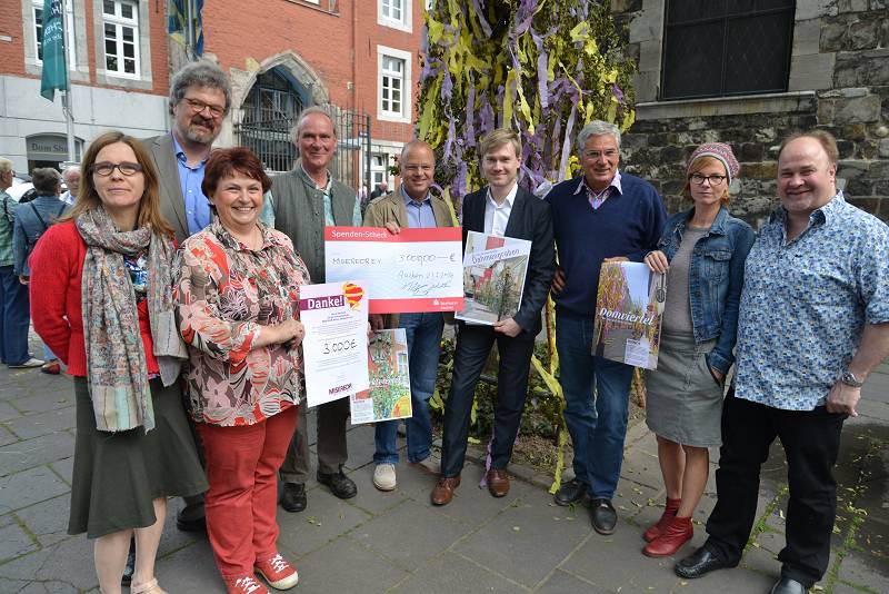 3.000 Euro spendeten Aachener Geschäftsleute im Rahmen der MISEREOR Maibaum-Aktion.