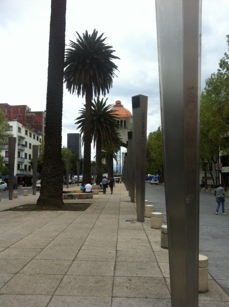 Hintergrund: Plaza de la República, oder auch Plaza de la Revolución. Vordergrund: Pfeiler, jew. mit den Namen der Bundesstaaten beschriftet