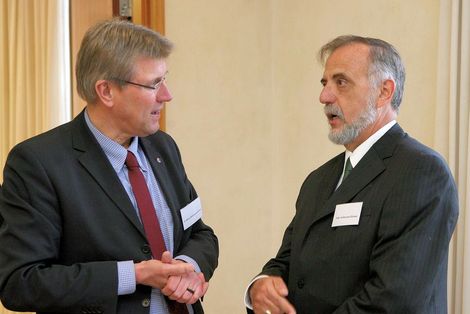 Geschäftsführer Martin Bröckelmann-Simon mit Preisträger Iván Velásquez Gómez ©Novak/MISEREOR