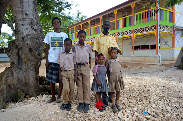 Jean Ezila (Mutter, 47 Jahre) mit Menol (48 Jahre) und ihren vier jüngeren Kindern vor der Schule von Grand Boulage, Haiti; Foto: Florian Kopp