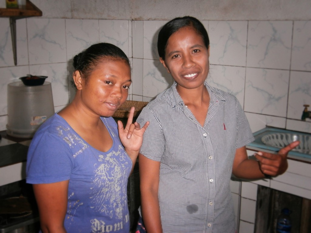 Meine timoresischen Mitbewohnerinnen Abui (l.) und Gida beim Kochen