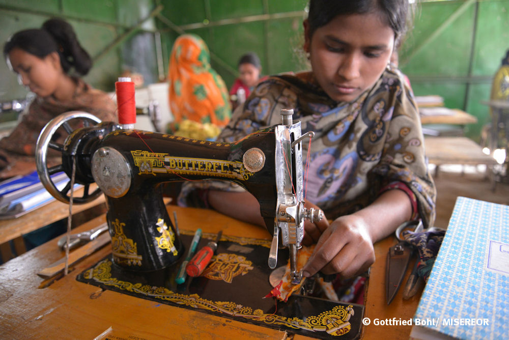 Näherin an einer Nähmaschine in Bangladesch_Gottfried Bohl