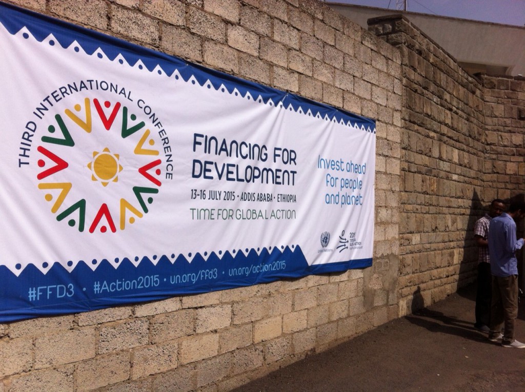 Banner zur Konferenz außerhalb des Gebäudes der UN Wirtschaftskommission für Afrika