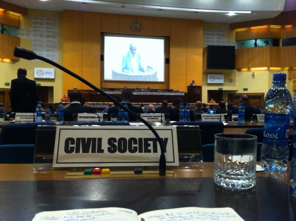 Die Zivilgesellschaft hat zwar einen Platz im Plenum der Konferenz, bleibt aber von den informellen Verhandlungen hinter geschlossenen Türen ausgeschlossen.