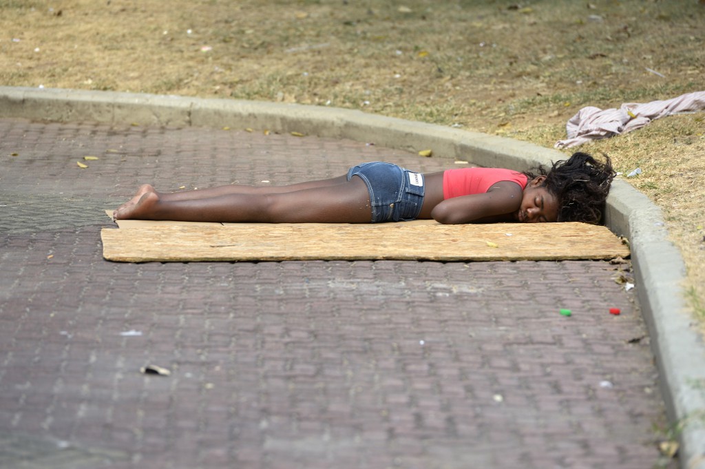 Eine Jugendliche schläft auf einem öffentlichen Platz in Rio de Janeiro. © Florian Kopp/MISEREOR