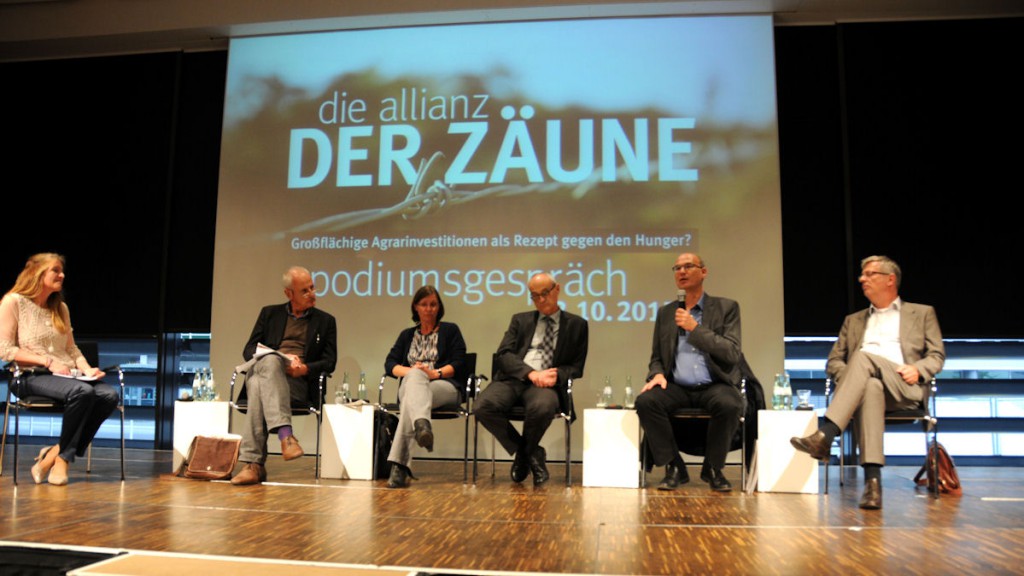 Podiumsdiskussion in Köln: Vertreter aus Wissenschaft, Politik, Wirtschaft und Zivilgesellschaft diskutieren über Agrarinvestitionen. © Thomas Kuller/MISEREOR