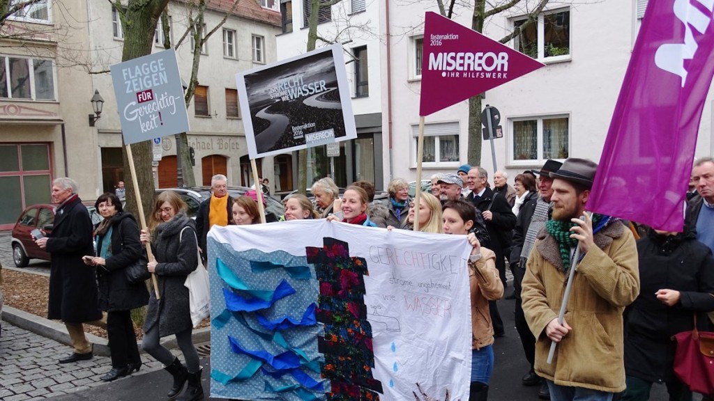 MISEREOR Freiwilligendienst zeigt Flagge für Gerechtigkeit in Würzburg