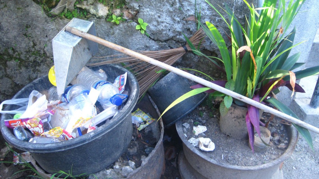 Blog 8 Mülleimer im Grünen - unseren Abfall sammeln wir sorgfältig in einem Behälter bevor er hinterm Haus verbrannt wird