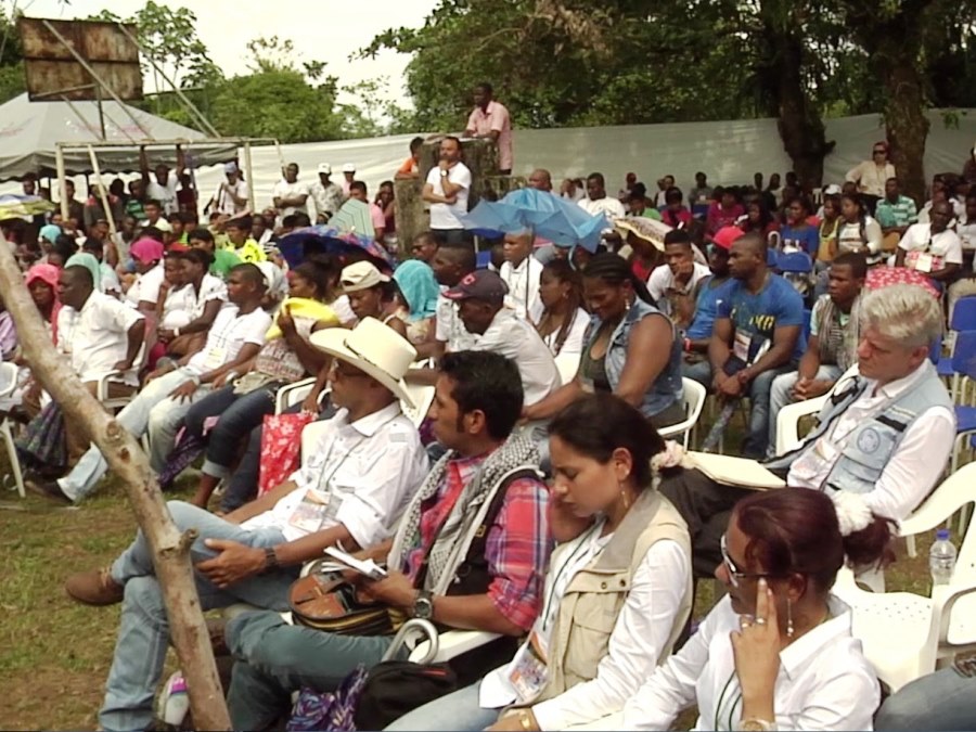 Opfergruppen bei dem Versöhnungsritual mit der FARC am Ort des Massakers