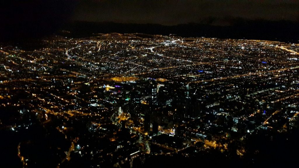 Das Lichtermeer der kolumbianischen Hauptstadt Bogotá beim Landeanflug. 