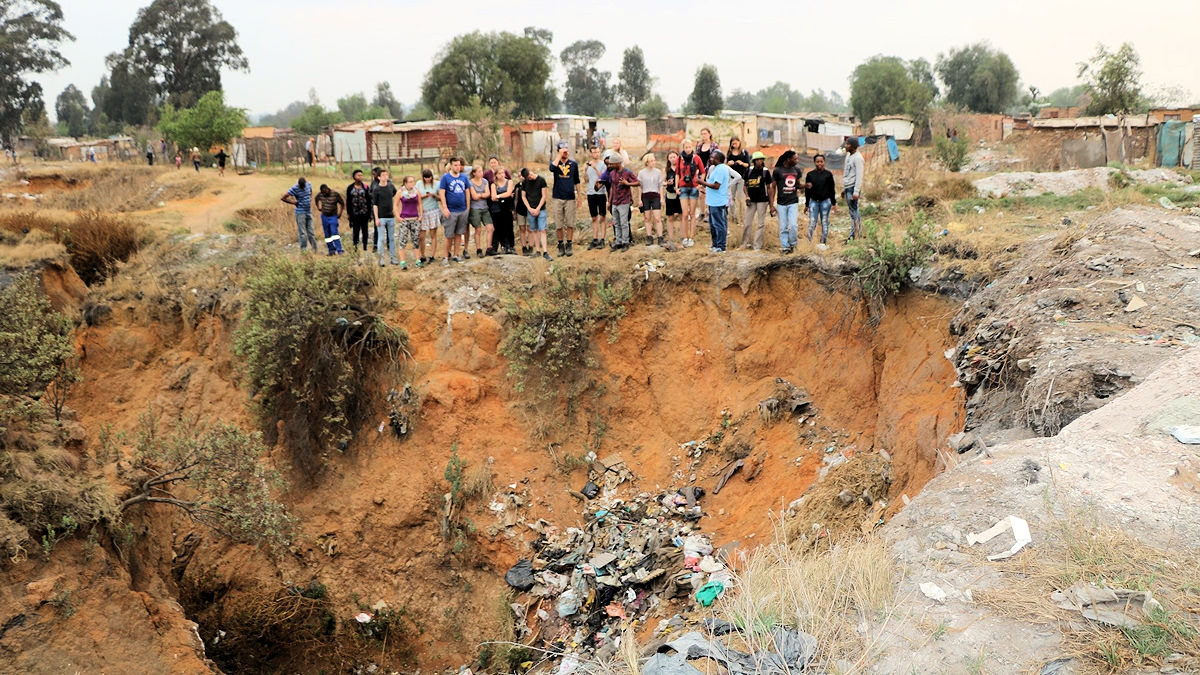 Verlassene und eingestürzte Minen gefährden die Anwohner. Foto: MISEREOR