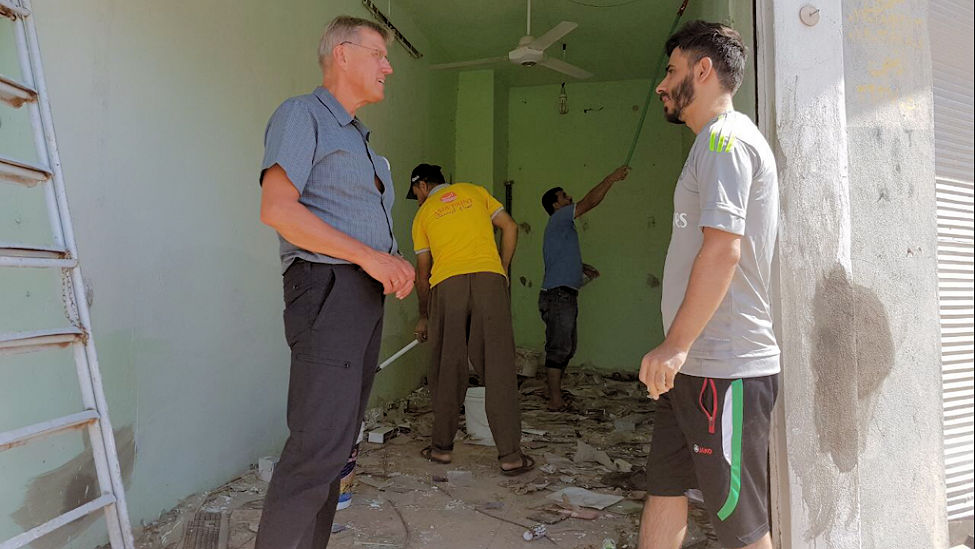 Aufräumarbeiten in zerstörtem Laden in irakischer Kleinstadt