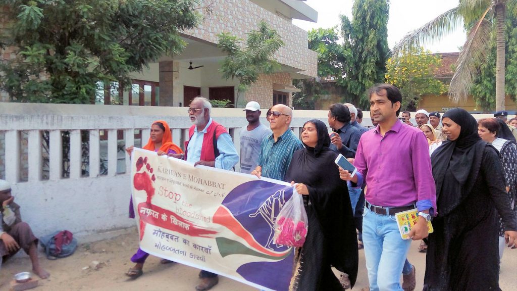 Menschenrechtsaktivist John Dayal (2. v.l.), Harsh Mander (4. v.l.), Initiator des Marsches, und Wahida von der Freiwilligenorganisation Nyayagraha während des Marsches durch Gujarat. © SK/MISEREOR