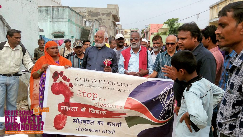 Vor dem Haus eines der Opfer im Ort Vadva /Indien macht Karwan e Mohabbat Halt: mit Gedichtrezitationen, Musik und Reden wird der Opfer gedacht. © SK/MISEREOR