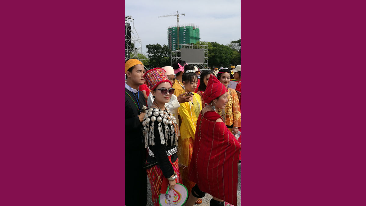 Ethnische Minoritäten in ihren Trachten bei der Papst-Messe im Kyaik Ka San Stadion, Foto: MISEREOR.