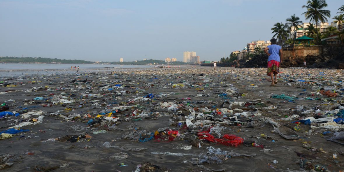 Ein Meer aus Kunststoffverpackungen, Plastikflaschen und Tragetüten bedeckt beinahe flächendeckend den 2,5 Kilometer breiten Strand von Versova im indischen Mumbai. © Thomas Stauber