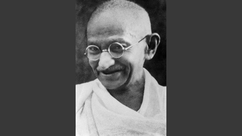 Mohandas Karamchand Gandhi (Porträtfotografie etwa Ende der 1930er Jahre) © gemeinfrei. wikimedia