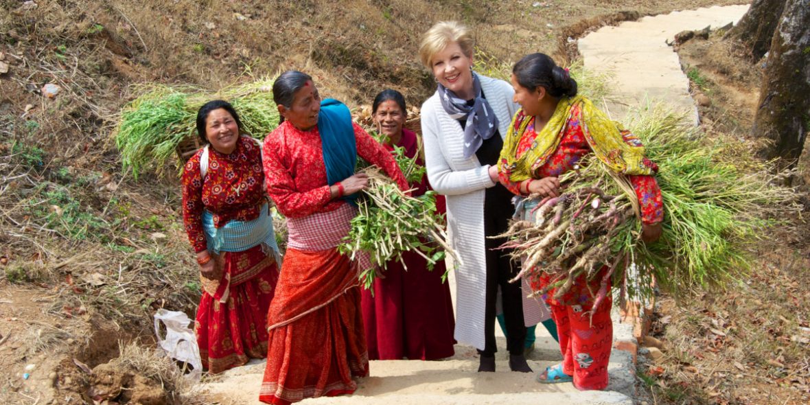 Die Misereor-Botschafterin und Moderatorin Carolin Reiber, aufgenommen mit Bauernfrauen in Thecho.