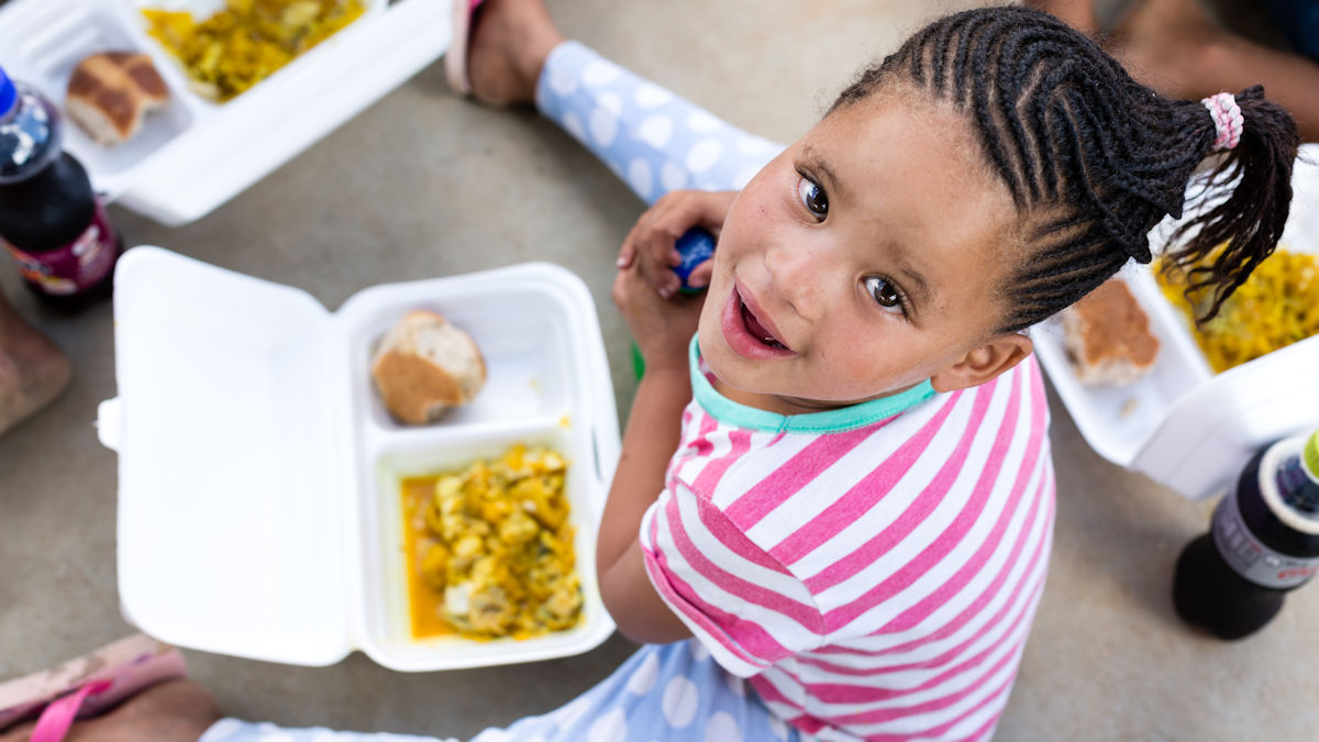 Projekt der "Mit 2 Euro helfen"-Aktion in Südafrika: Weil es sich mit leerem Magen nicht gut lernt, bekommen die Kinder und Jugendlichen auf der Goedgedacht-Farm eine warme Mittagsmahlzeit © Rall/MISEREOR