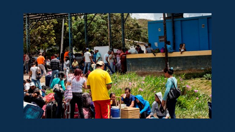 Venezolanische Flüchtlinge warten an der brasilianischen Grenze auf ihre Einreisegenehmigung © Felipe Larozza