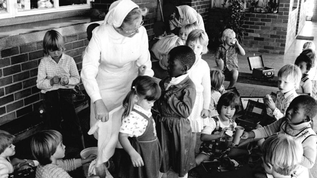 Südafrika (1982): Die Kirche setzt sich für nicht-rassistische Erziehungsprogramme ein und öffnet ihre eignen Institutionen wie Kindergärten und Schulen für schwarze und weiße Kinder. © KNA-Bild/MISEREOR