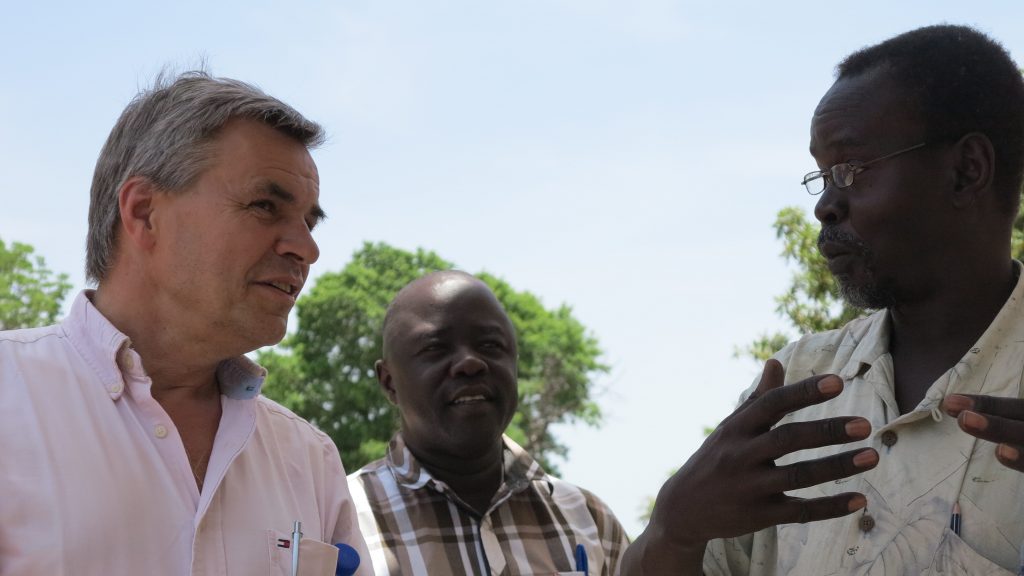 Uwe Bergmeier, Leiter der MISEREOR-Verbindungsstelle im Südsudan, im Gespräch mit unseren Projektpartnern vor Ort. © privat