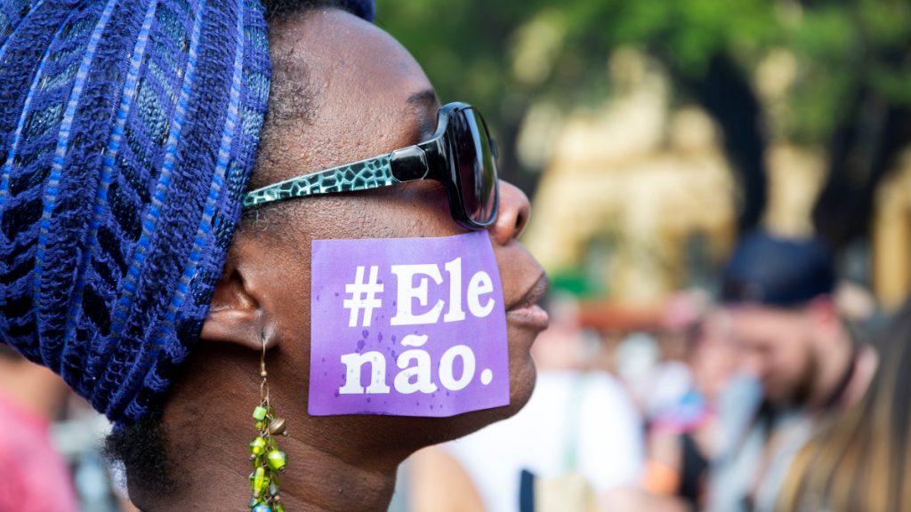 Demonstrantin in Porto Alegre mit dem Hashtag der Mobilisierung #EleNao. © Caco Argemi CPERS / Sindicato