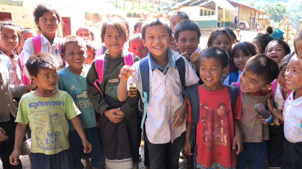 Auch die Schulkinder aus dem MISEREOR-Projekt in Laos freuen sich über die faire Häkelbiene © Rupp/MISEREOR