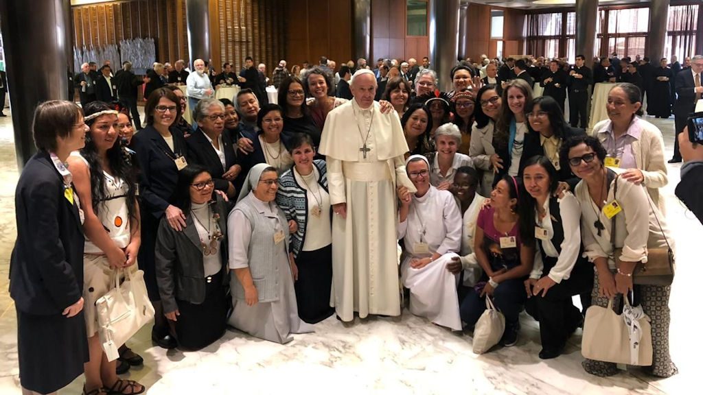 Der Papst mit den Synodenteilnehmerinnen