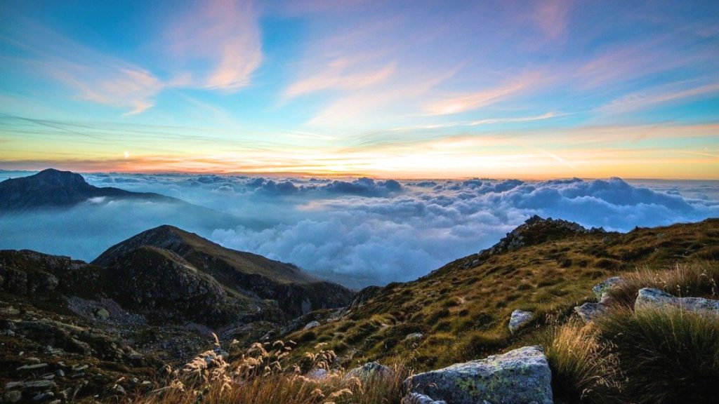 Sonnenaufgang in den Bergen: Symbol für Hoffnung und Neubeginn