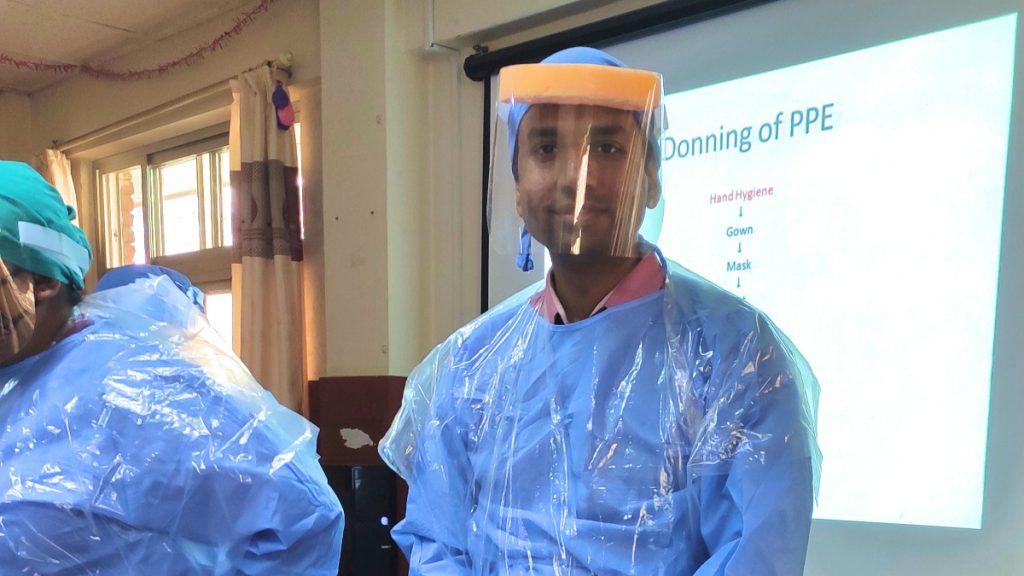 Krankenhauspersonal der United Mission to Nepal besprechen COVID19-Maßnahmen