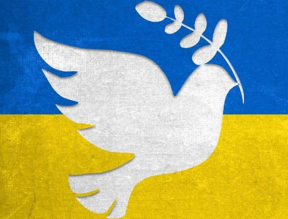 Friedenstaube vor Ukraine-Flagge