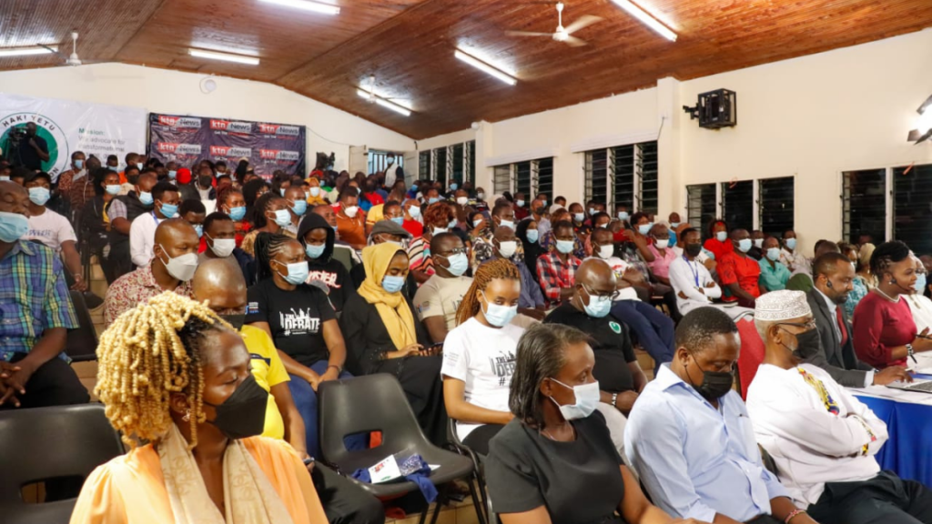 Versammlung von Menschen im Zuge von Kenias Wahlen