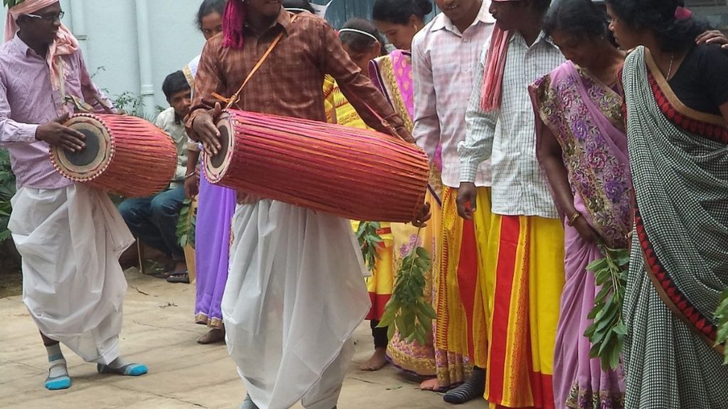Hier ist das Mandar zu sehen, ein Stammes-Musikinstrument, das für besondere Anlässe genutzt wird. Priester und Laien tanzen hier gemeinsam um Weihnachten zu feiern. © privat