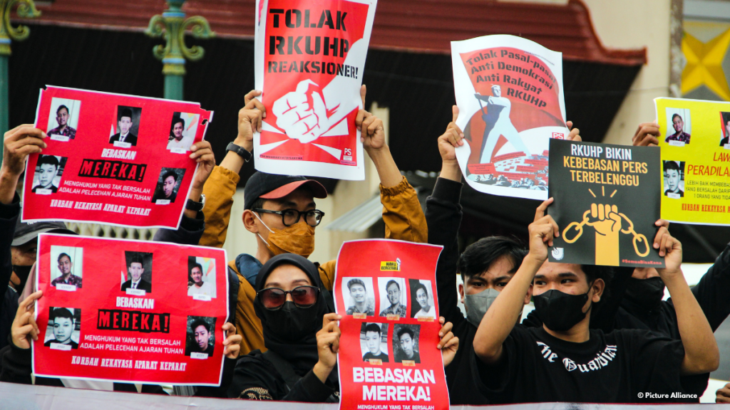 Protestierende Menschen in Indonesien