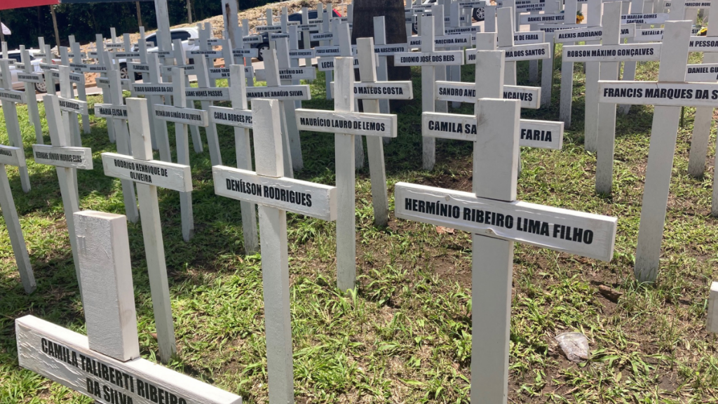 Weiße Kreuze als Zeichen der Verstorbenen in Brumadinho.