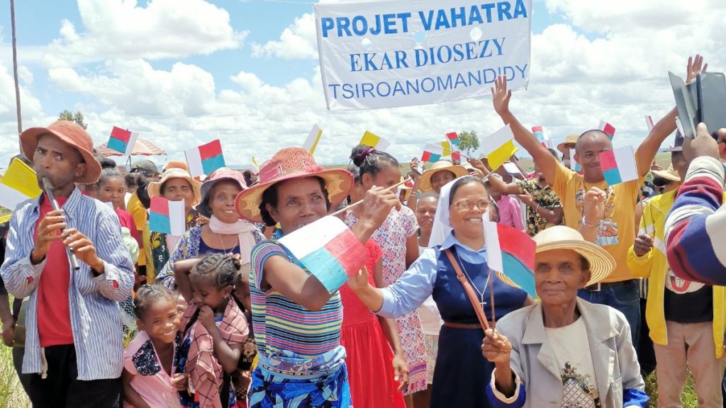 Der herzliche Empfang im Dorf in Madagaskar, mit Banner, Fähnchen und Musik.